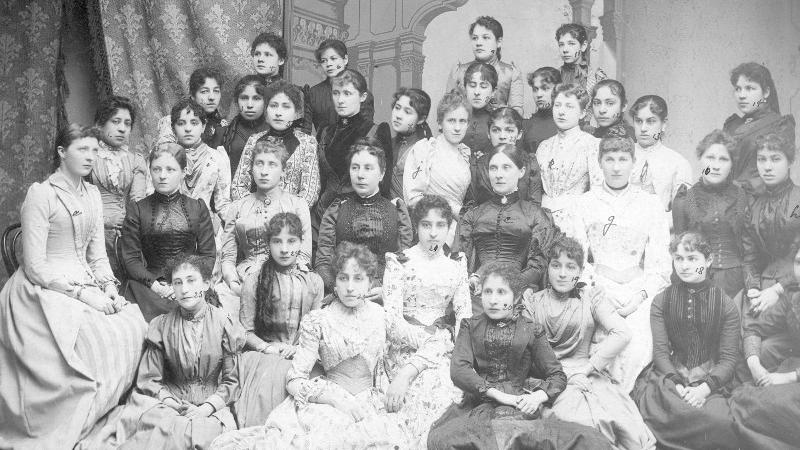 Imagen de un grupo de alumnas posando junto a profesoras