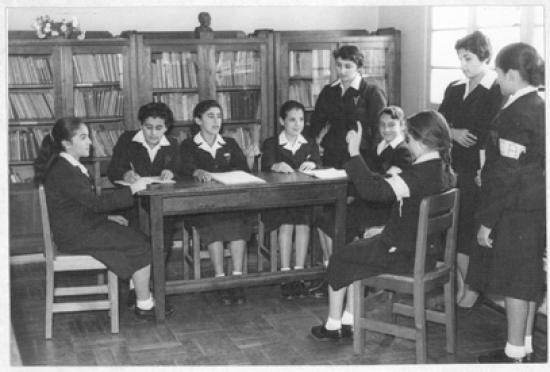 Grupo de alumnas de la Escuela Normal de Niñas N° 1 en votaciones del centro de alumnas