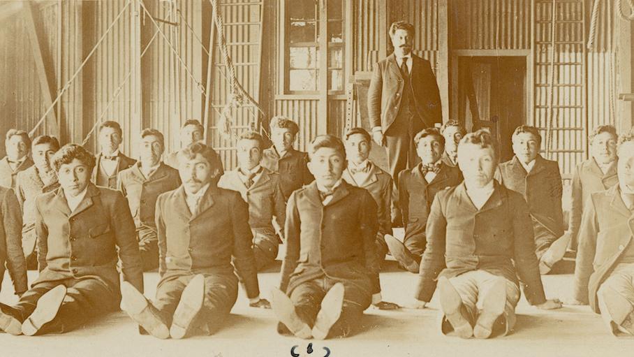 Profesores se instruyen para enseñar gimnasia