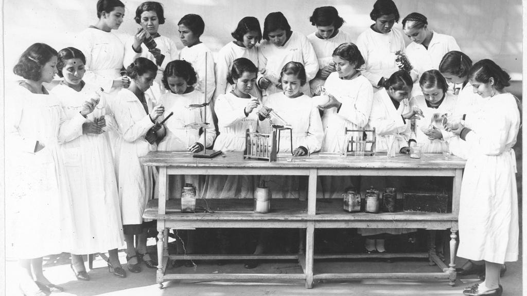 Clase de Química, 1937