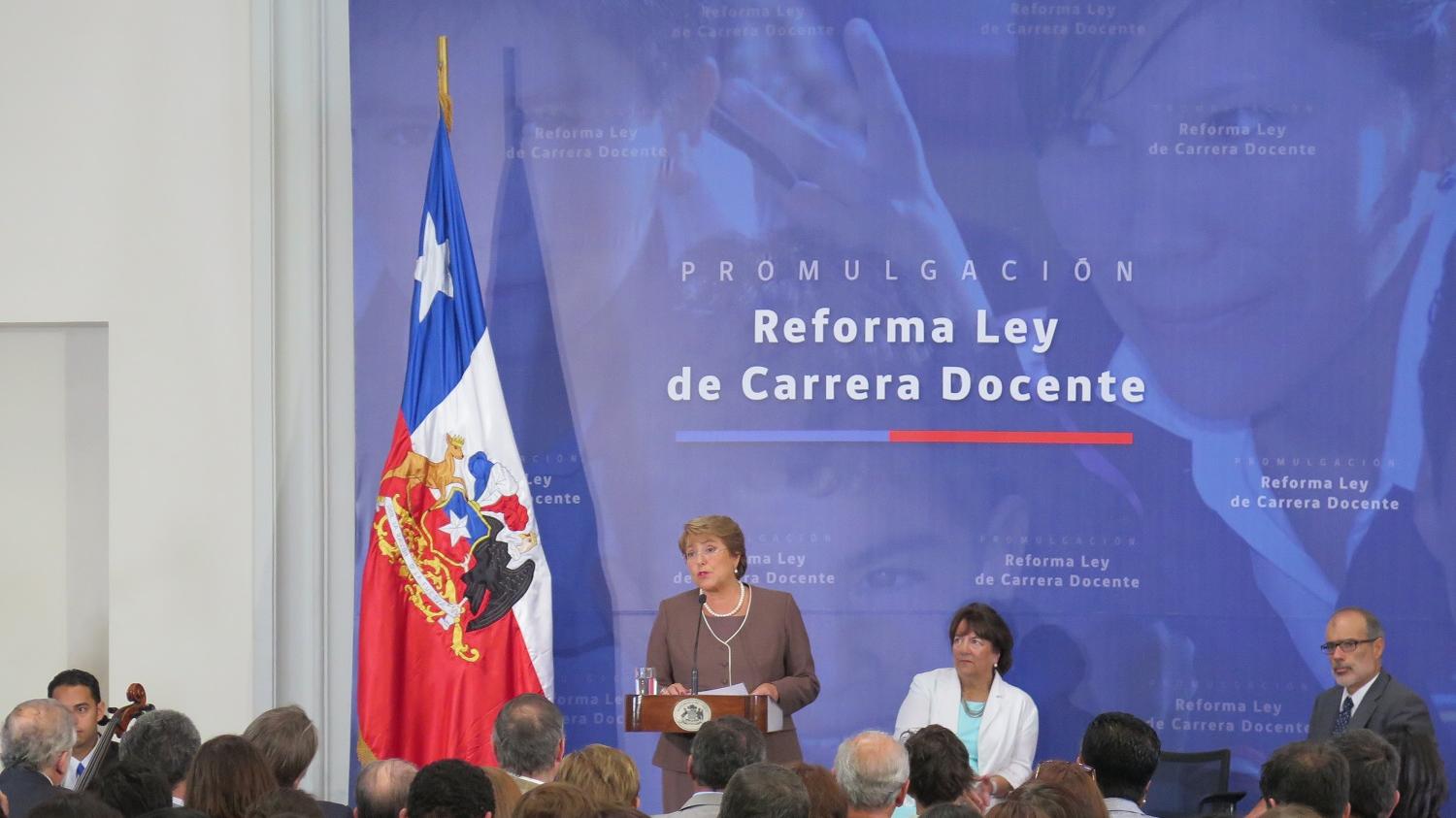 La Presidenta Michelle Bachelet promulgando la ley de carrera docente.
