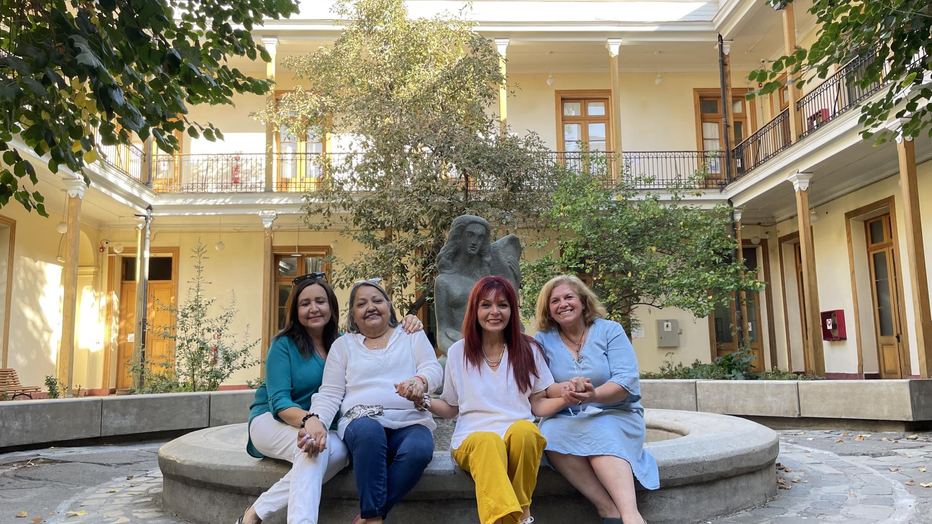 Grupo de mujeres en visita en el Patio de Los Tilos