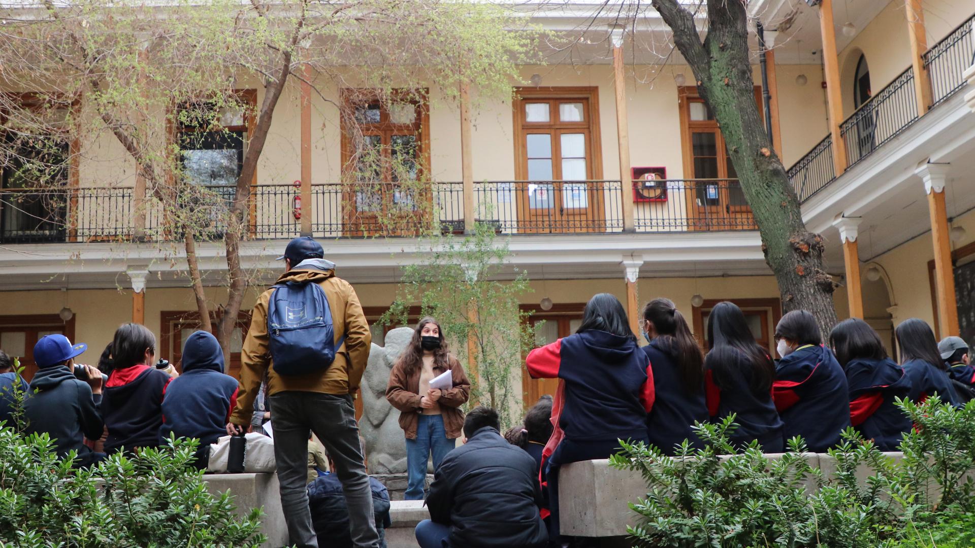 Foto de un grupo de estudiantes en el Patio de Los Tilos del Museo de la Educación Gabriela Mistra