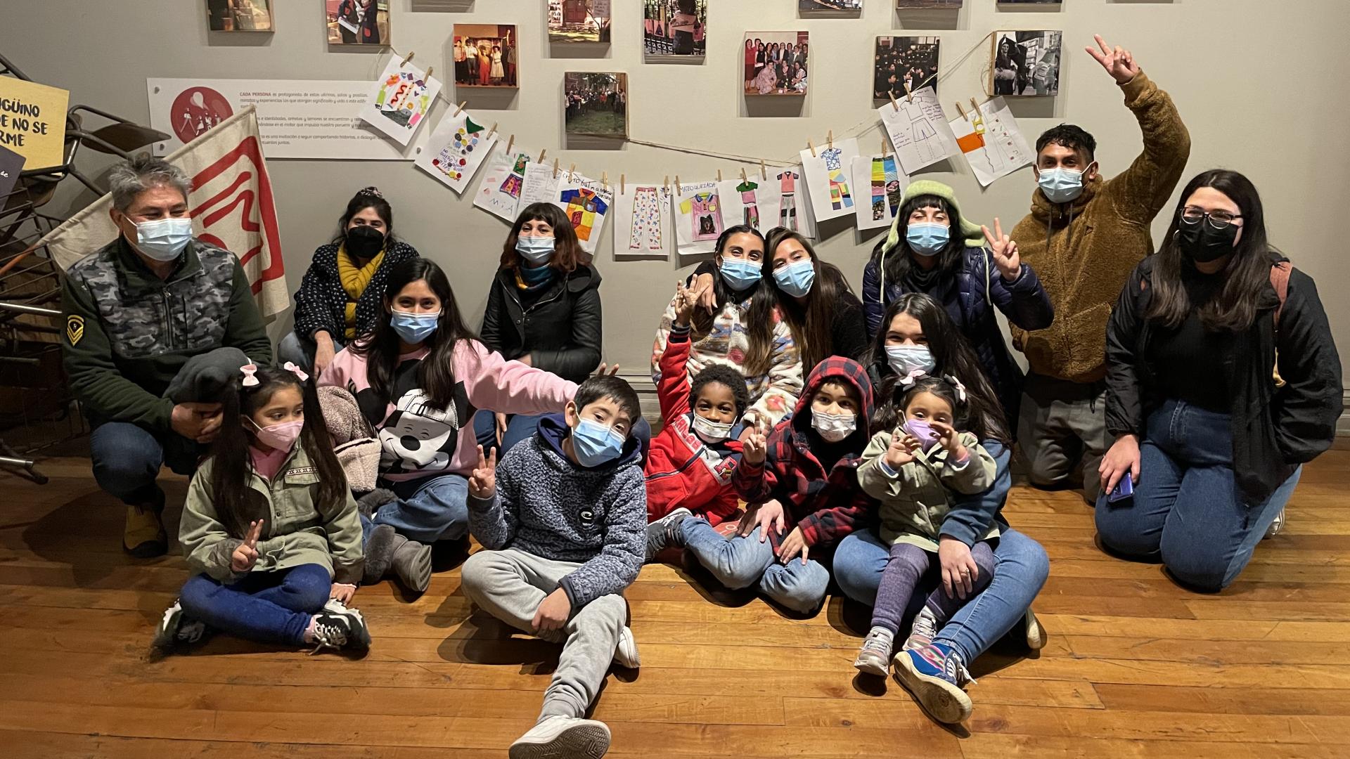 Grupo de personas en una sala del museo de la educación después de un recorrido guiado 