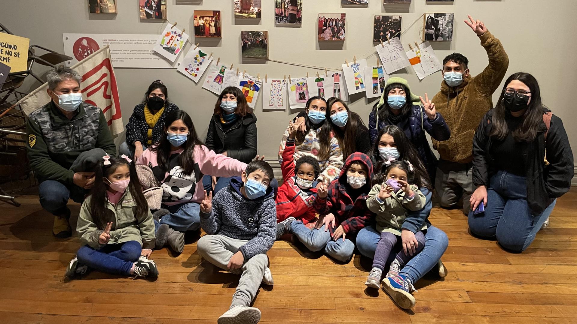 Grupo de personas en una sala del museo de la educación después de un recorrido guiado 