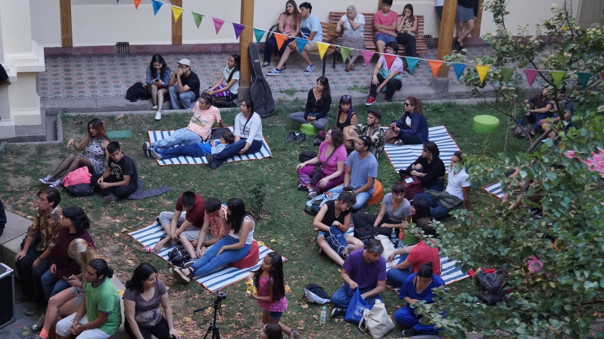 Personas en el Patio de Los Tilos, disfrutando una tarde de verano