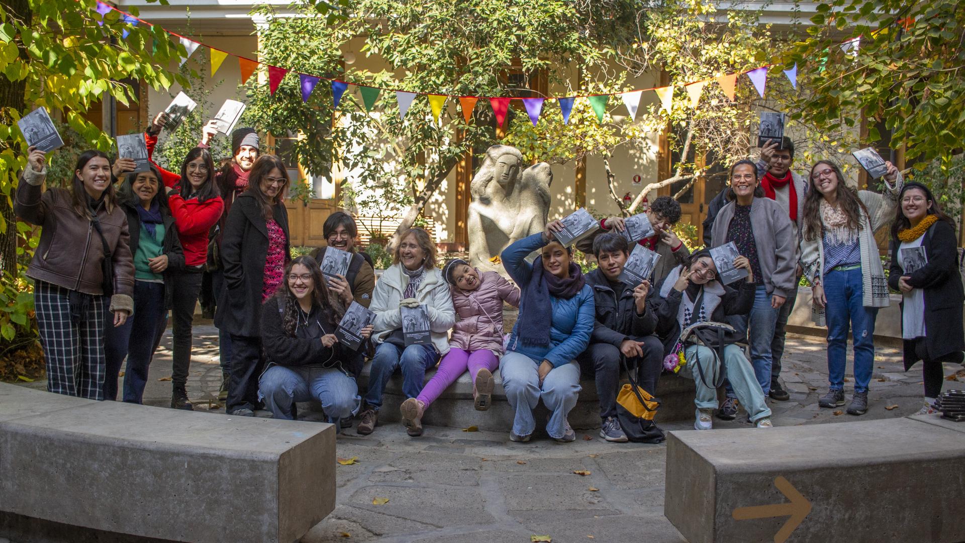 Grupo de personas en el Patio de Los Tilos