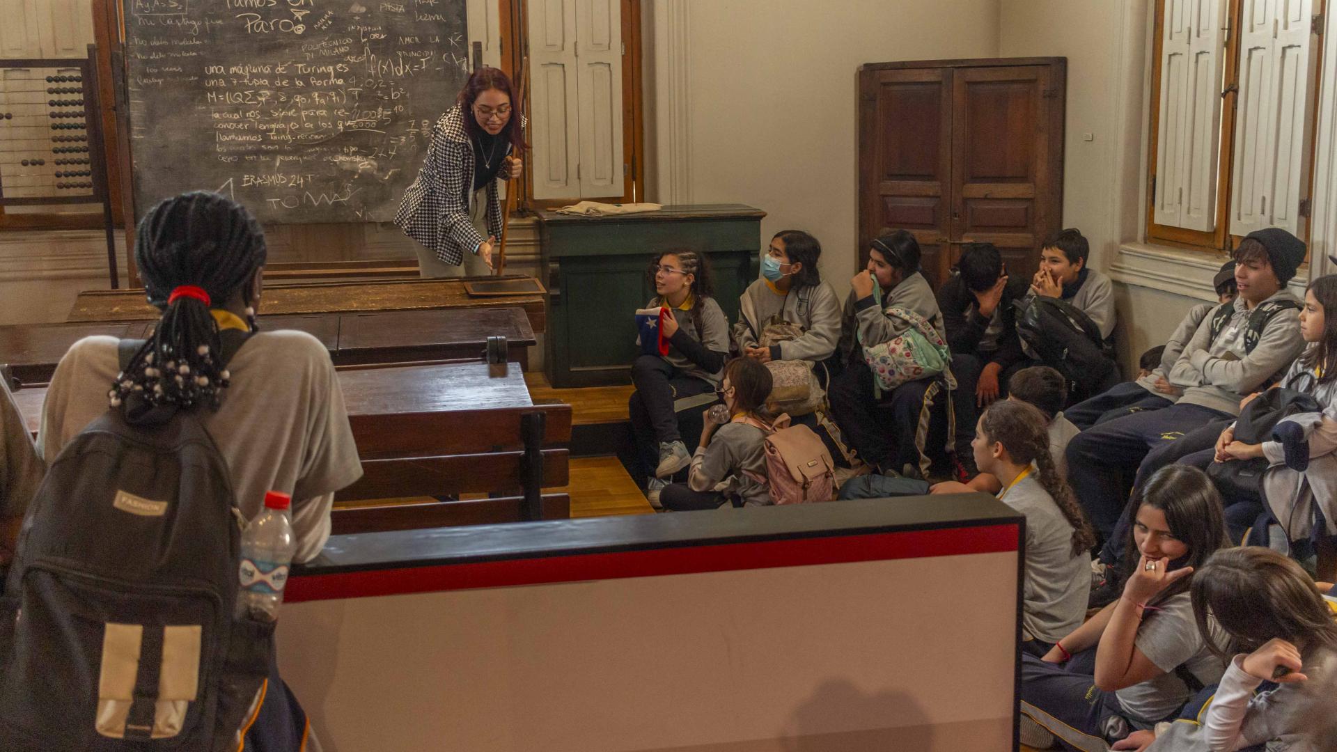 Grupo de estudiantes en la exhibición permanente