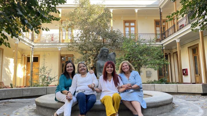 Grupo de mujeres en visita en el Patio de Los Tilos