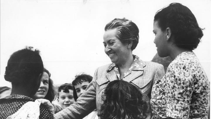 Gabriela Mistral, junto a un grupo de niñas en brasil