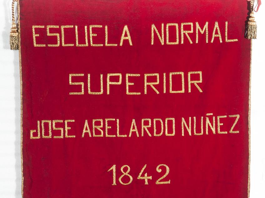 Estandarte de la Escuela Normal de Preceptores de Santiago (más tarde Escuela Normal José Abelardo Núñez), fundada en 1842.