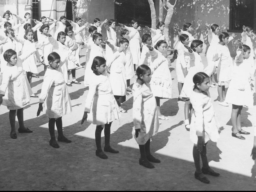 Niñas en clase de gimnasia