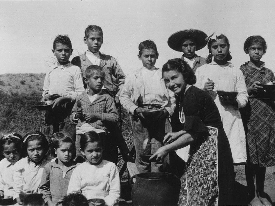 Estudiantes y profesora de la Escuela N° 82, Fundo El Valle