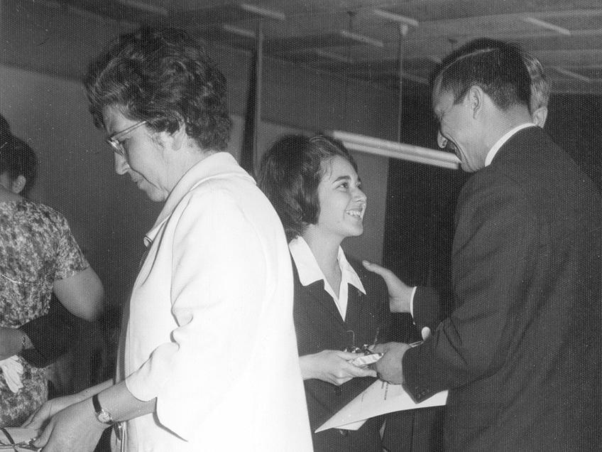 Entrega de premios y distinciones a alumnas en 1965
