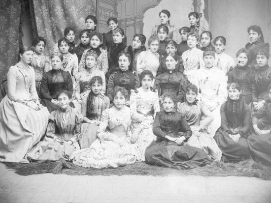 Imagen de un grupo de alumnas posando junto a profesoras