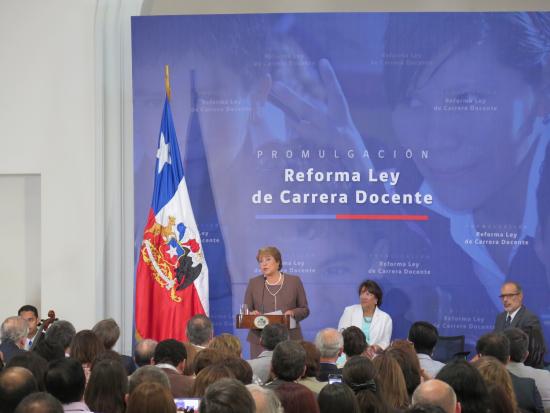 La Presidenta Michelle Bachelet promulgando la ley de carrera docente.