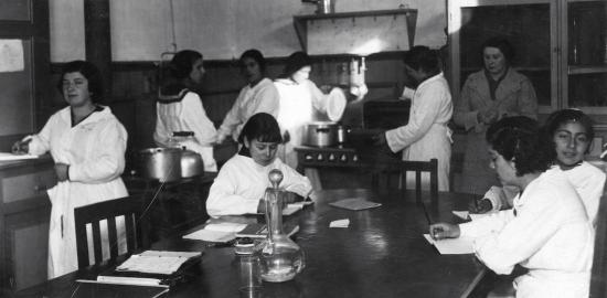 Anónimo. Clase de Economía Doméstica. Liceo de Niñas de Quillota. 1940