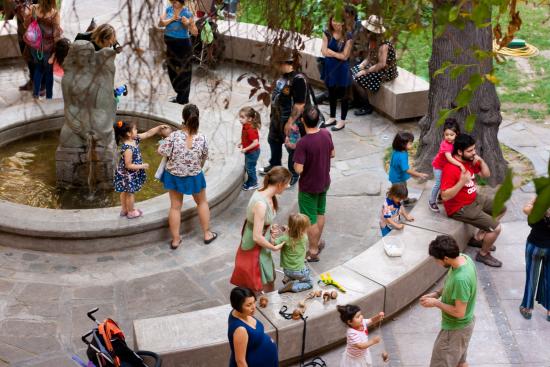 Grupo de personas en el Patio de Los Tilos