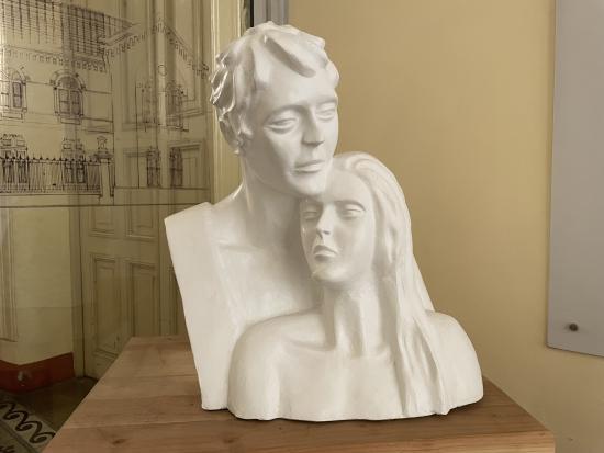 Escultura de yeso "Historia de amor", de José Recabarren