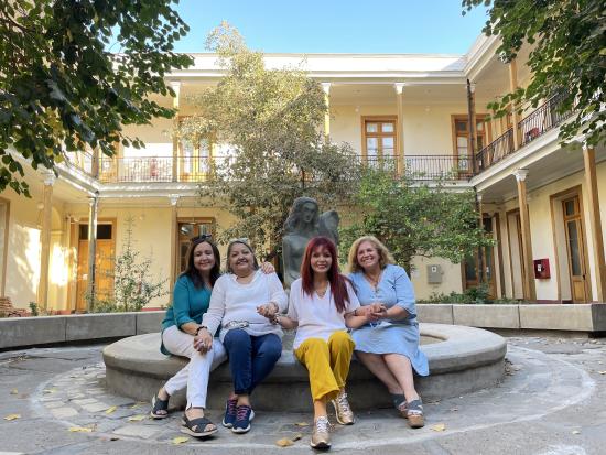 Grupo de mujeres en visita en el Patio de Los Tilos