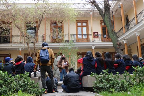 Foto de un grupo de estudiantes en el Patio de Los Tilos del Museo de la Educación Gabriela Mistra