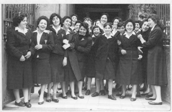 Grupo de alumnas de la escuela normal en la puerta del edificio