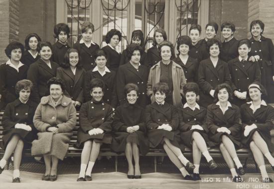 Grupo de alumnas del Liceo de niñas número 5 de Santiago