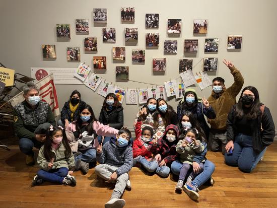 Grupo de personas en una sala del museo de la educación después de un recorrido guiado 