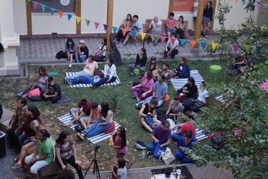 Personas en el Patio de Los Tilos, disfrutando una tarde de verano