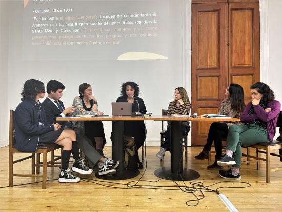 Grupo de personas frente a una mesa
