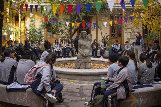 Escolares en el Patio de Los Tilos