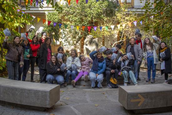 Grupo de personas en el Patio de Los Tilos
