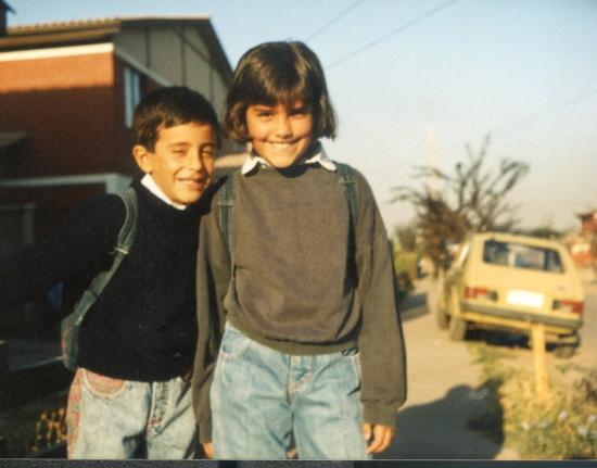 Una niña y un niño camino al colegio en Santiago