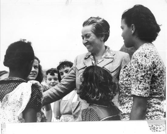 Gabriela Mistral junto a un grupo de niñas