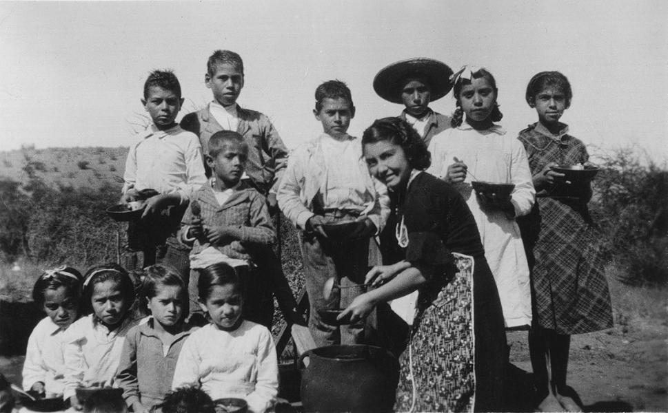 Estudiantes y profesora de la Escuela N° 82, Fundo El Valle Estudiantes y profesora de la Escuela N° 82, Fundo El Valle