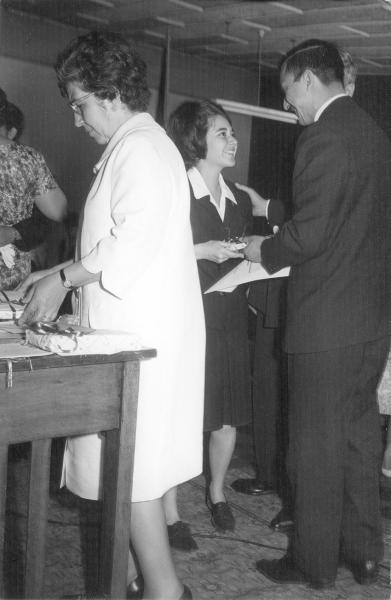 Entrega de premios y distinciones a alumnas en 1965 Entrega de premios y distinciones a alumnas en 1965