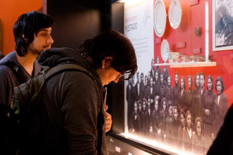 Fotos de estudiantes en la exhibición permanente